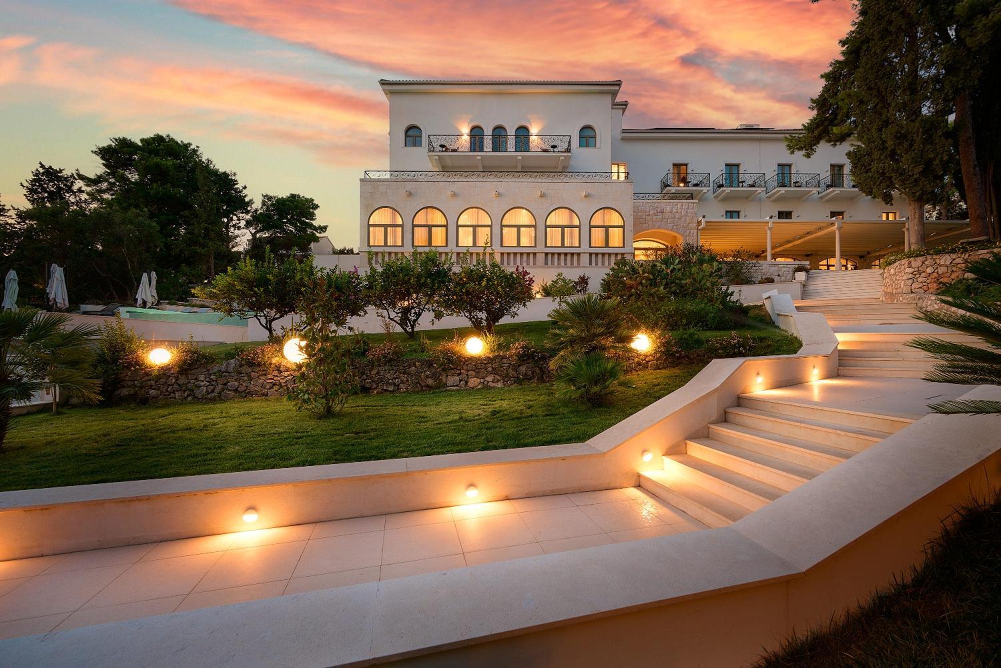 Moeesy, Blue & Oasis Hotel
