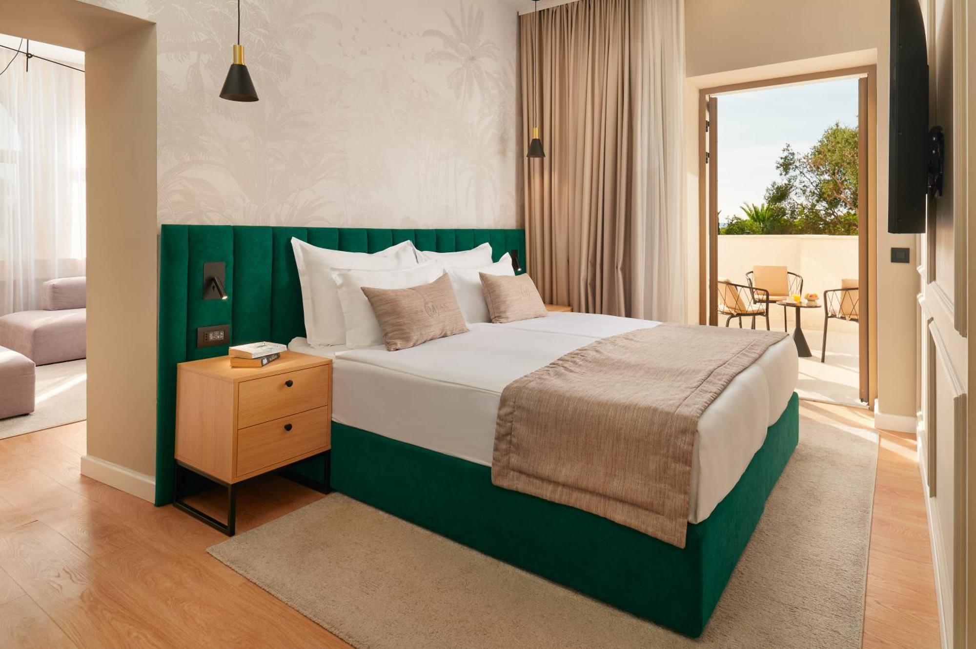 Moeesy, Blue & Oasis Hotel