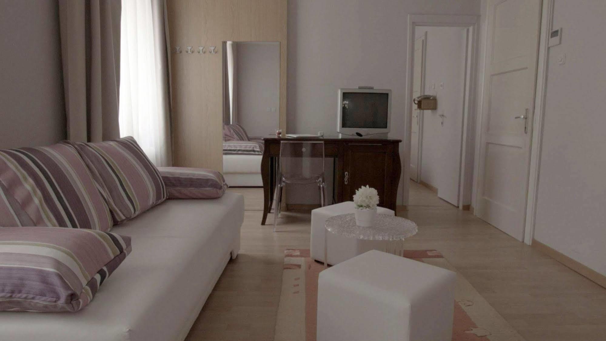 Moeesy, Blue & Oasis Hotel