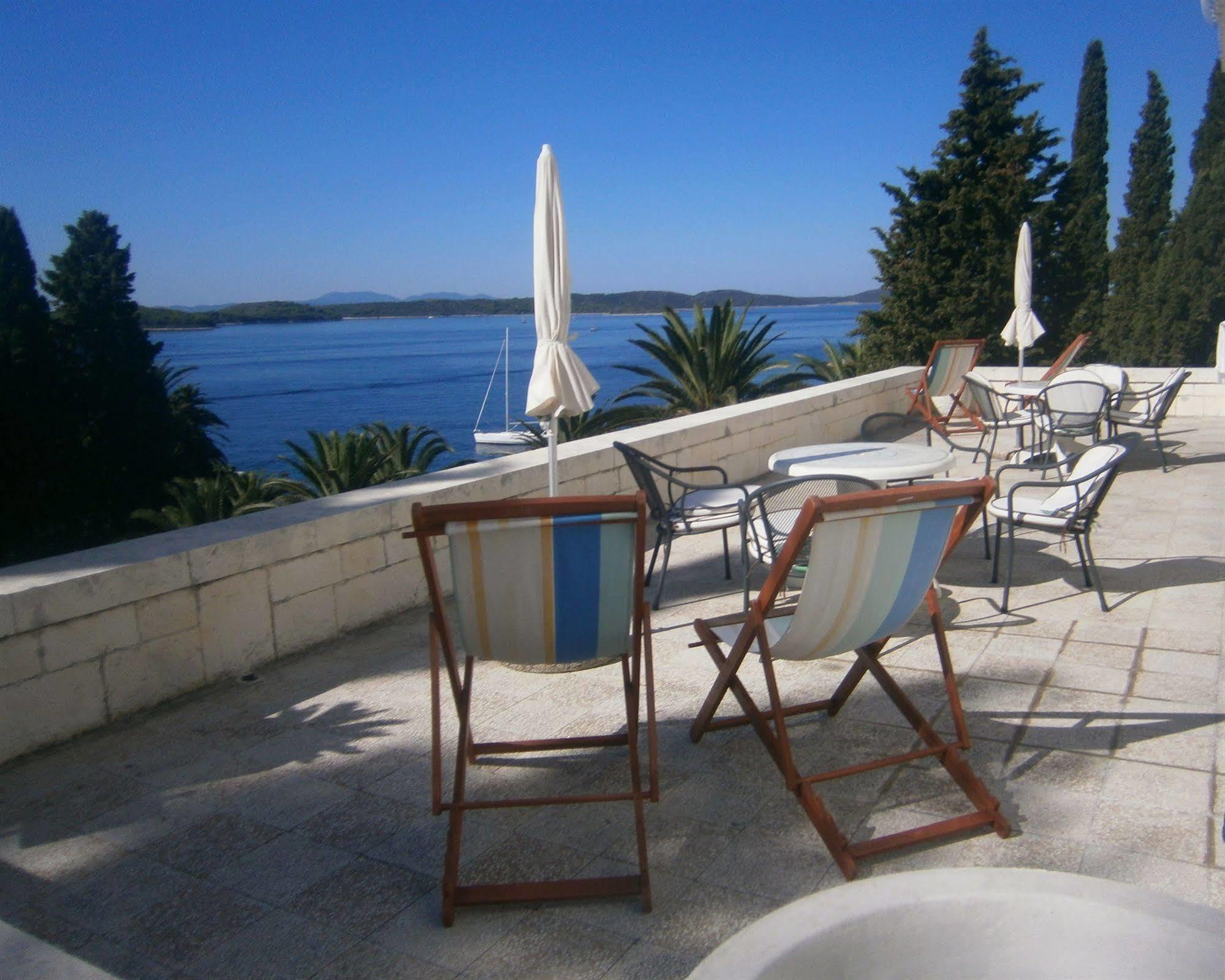 Moeesy, Blue & Oasis Hotel