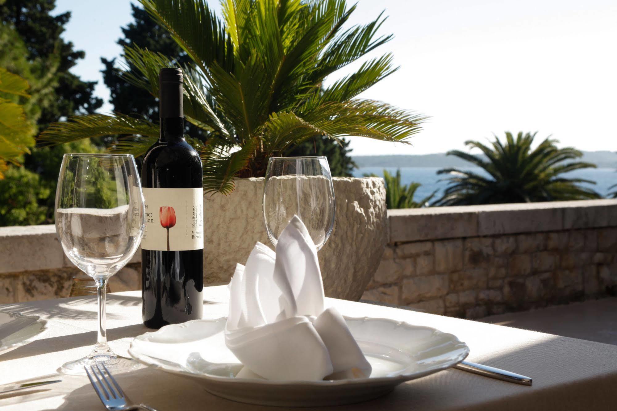 Moeesy, Blue & Oasis 5* Hvar Town
