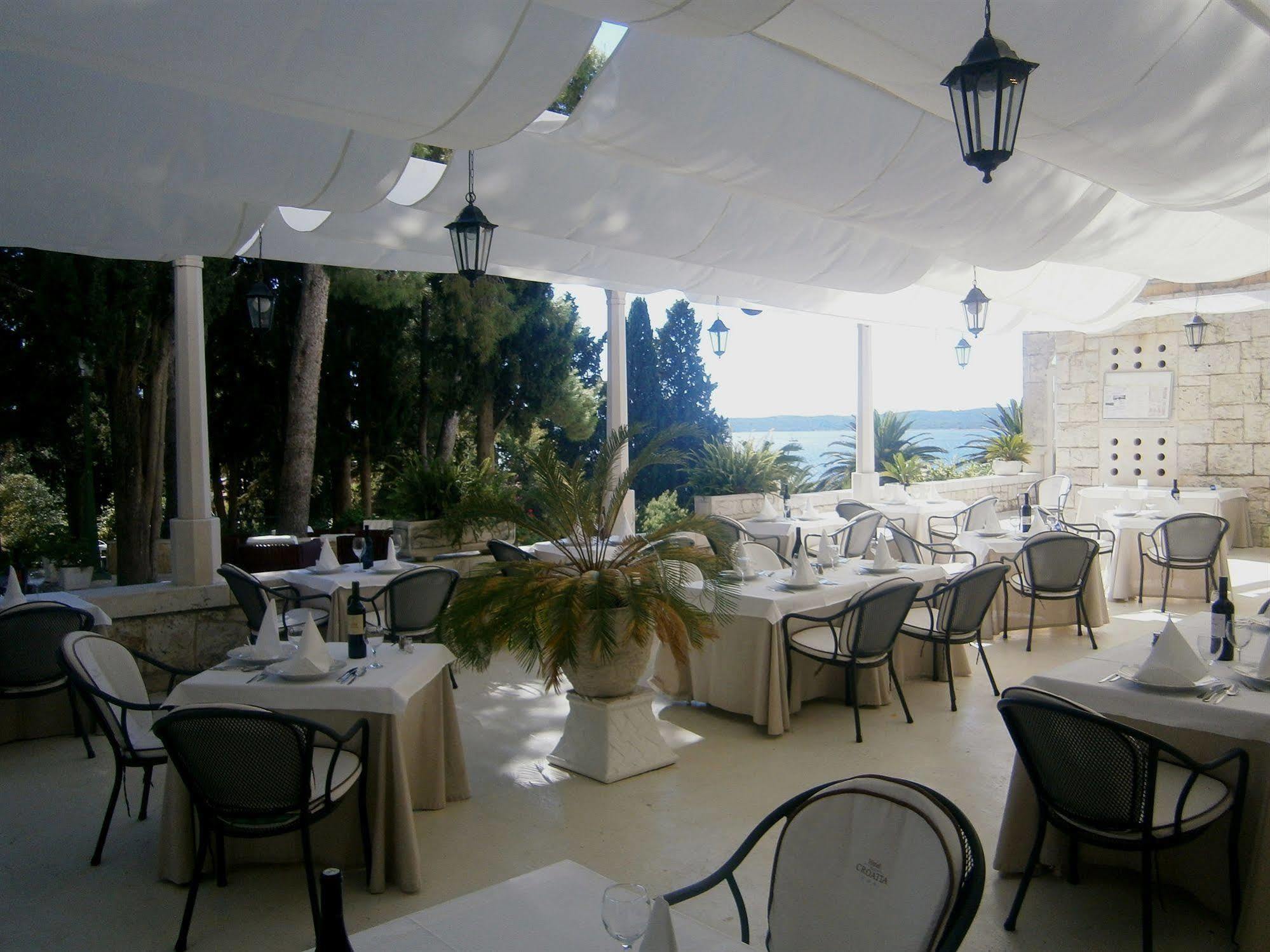 Moeesy, Blue & Oasis Hotel